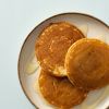 Pannenkoeken met biologische agavesiroop op een bord