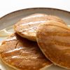 Close-up van pannenkoeken met biologische agavesiroop