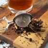 Speculaas thee met thee-ei, losse kruiden en glas thee