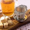 Rooibos drakenvuur thee gezet in glas met theezeefje
