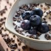 Cacao nibs (bio) met blauwe bes in yoghurt
