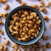 Cashewnoten gebrand truffelzout in een schaaltje