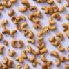 Cashewnoten gebrand truffelzout los over de achtergrond