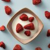 Gevriesdroogde aardbeien heel in een schaaltje yoghurt