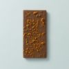 Chocoladereep speculoos crumble op een lichtblauwe achtergrond