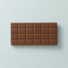 Chocoladereep zonder topping op een lichtblauwe achtergrond