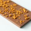 Close-up van chocoladereep speculoos crumble met krokante topping