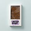 Verpakte chocoladereep speculoos crumble van De Notenshop op een lichtblauwe achtergrond