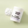 Pot creatine monohydraat met creatinepoeder op lichtgroene achtergrond