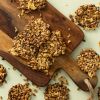 Crispy crackers met kaas mini op houten plank