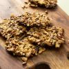 Close-up van crispy crackers met kaas mini met zaden en pitten
