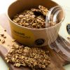 Crispy crackers met kaas mini in originele verpakking op houten plank