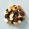 California mix met gedroogd fruit op een lichtblauwe achtergrond