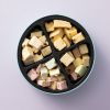 Open bewaarblik met vier compartimenten vol zachte nougat in verschillende smaken