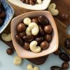 Chocolade notenmix gemengd (bio) in een roze schaaltje
