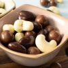 Close-up van biologische chocolade notenmix met witte, melk- en pure chocolade