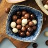Crunchy choco’s gemengd (bio) in een blauw schaaltje