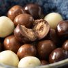 Close-up van biologische crunchy choco’s met een opengebroken chocoladebolletje