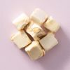 Soft nougat vanille met amandelen op een lichtroze achtergrond