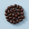 Biologische melkchocolade pinda's van bovenaf op een lichte achtergrond.