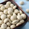 Close-up van witte chocolade kruidnoten in een donker schaaltje