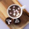 Hot chocolate bomb door de helft opengemaakt