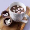 Hot chocolate bomb en glas chocolademelk met marshmallows