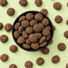 Schaaltje met chocolade kruidnoten cinnamon roll van bovenaf