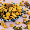 Close-up van pepita mix in een schaaltje met noten en pitten eromheen