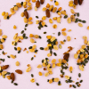 Pepita mix los verspreid over een lichtroze achtergrond