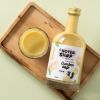 Biologisch gembersap met een glas op een houten plank