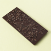 Pure chocoladereep met cacaonibs schuin gefotografeerd