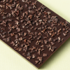 Close-up van pure chocoladereep met knapperige cacaonibs