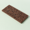 Melkchocoladereep met cacaonibs schuin gefotografeerd