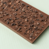 Close-up van melkchocoladereep met knapperige cacaonibs