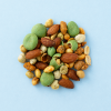 Borrelmix wasabi op lichtblauwe achtergrond