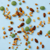 Borrelmix wasabi verspreid over lichtblauwe achtergrond