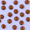Chocolade mello cakes melk verspreid over een lichtpaarse achtergrond