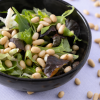 Close-up van salade met grote pijnboompitten