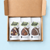 Open geschenkpakket geslaagd met drie zakjes chocolade