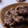 Ambachtelijke chocolade cornflakes rotsjes melk op een schaaltje ingezoomd
