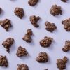 Ambachtelijke chocolade cornflakes rotsjes melk verspreid over de achtergrond
