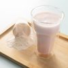 Whey proteïne milkshake aardbei met glas
