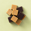 Fudge vanille & choco in vierkante blokjes op lichtgele achtergrond