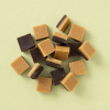 Gemengde fudge vanille & choco in losse blokjes op lichtgele achtergrond