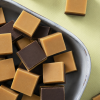 Fudge vanille & choco in vierkante blokjes in een schaal