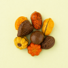 Herfst bonbons in verschillende vormen en kleuren op een lichtgele achtergrond