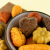 Close-up van kleurrijke herfst bonbons in een schaaltje