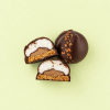 Doorgesneden chocolade mello cakes puur met marshmallowvulling en koekbodem