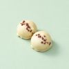 Chocolade mello cakes wit met chocoladestukjes op lichtgroene achtergrond